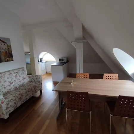 Jeschkeho A Lazensky Dum Apartment
